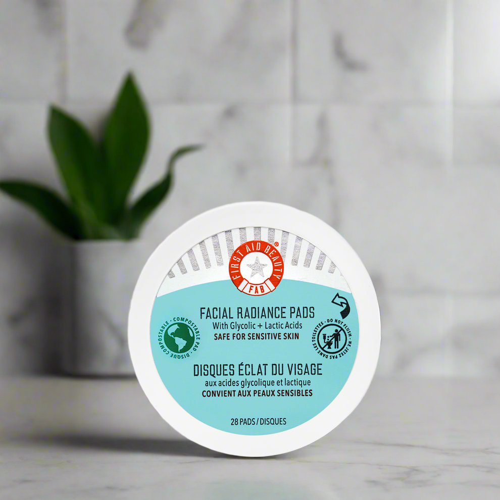 Discos faciales radiantes First Aid Beauty con ácidos glicólico y láctico