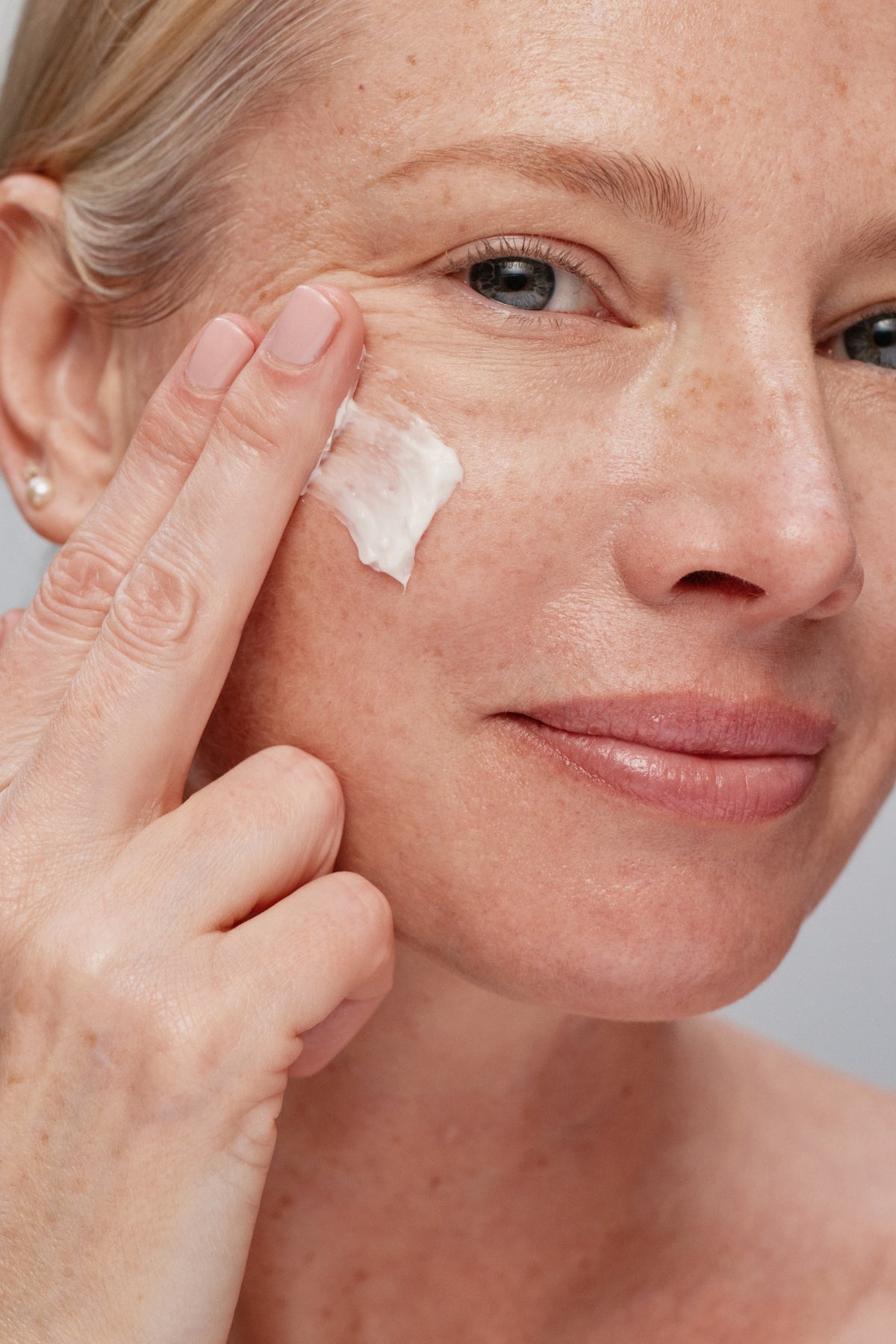 Crema triple lípido-péptido Skinfix: depósito de ácido hialurónico y algas rojas, hidratación instantánea y duradera.