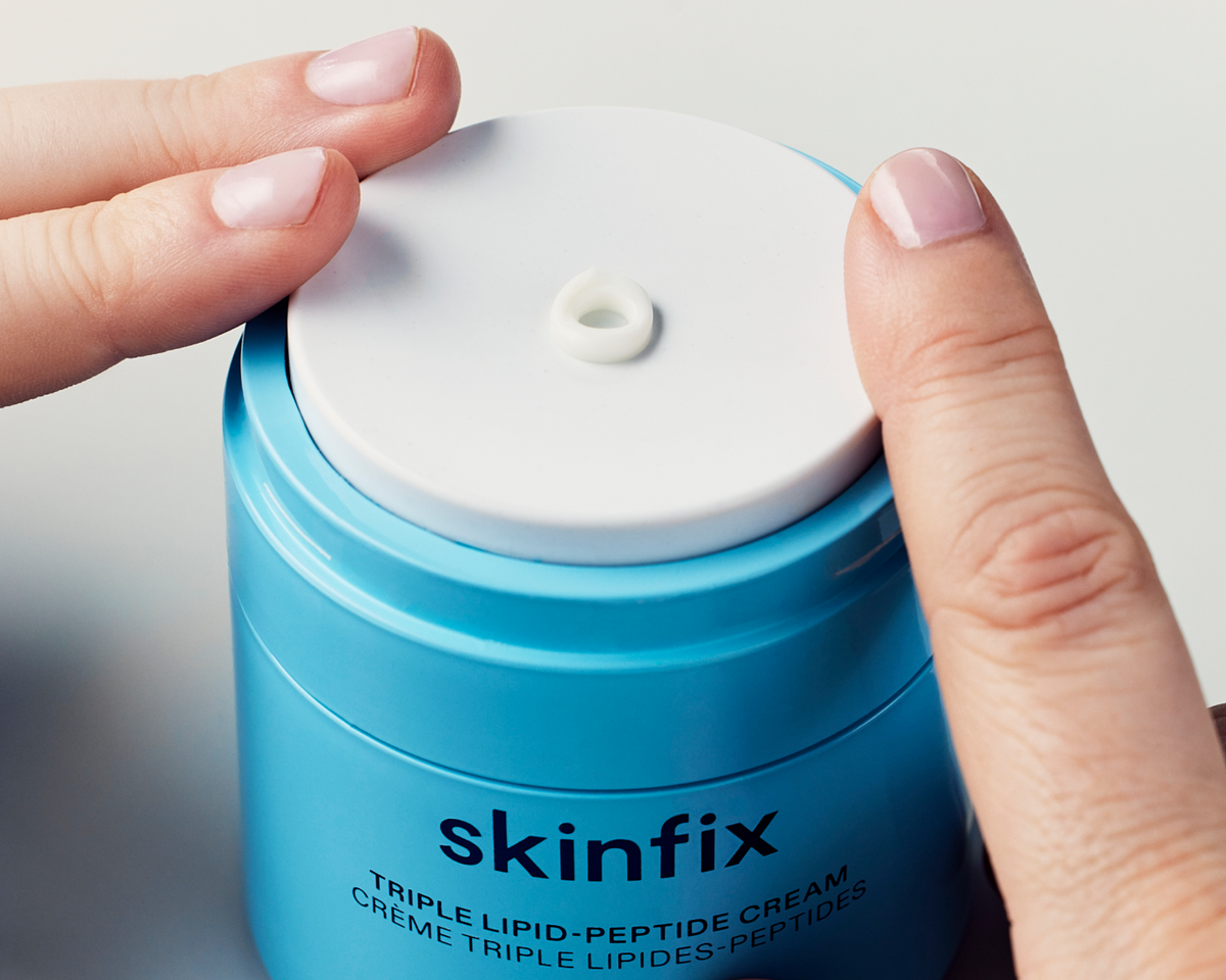 Crema triple lípido-péptido Skinfix: depósito de ácido hialurónico y algas rojas, hidratación instantánea y duradera.