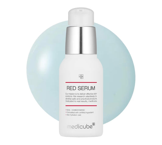 medicube Red Serum 2.0: fórmula poco irritante para pieles propensas a brotes, calmante y aliviadora, formulada con BHA, niacinamida y adenosina, no comedogénica.