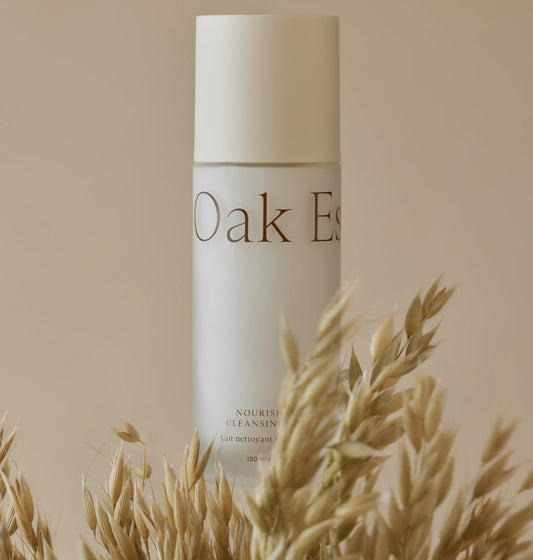 Leche limpiadora nutritiva Oak Essentials: aminoácidos de avena, ácido L-glutámico, salvado de arroz y extracto de romero para un acabado fresco e hidratado.