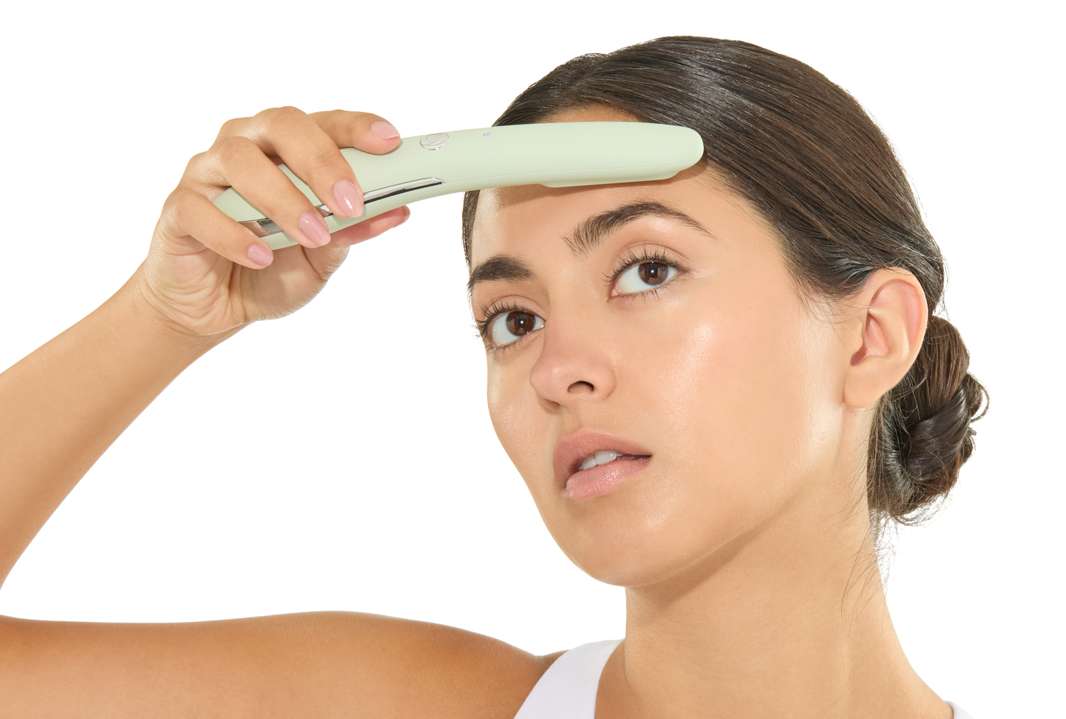 Varita de plasma Mario Badescu: dispositivo de plasma atmosférico frío que ayuda a refinar la textura, aclarar la piel y aumentar la absorción del producto.