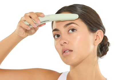 Varita de plasma Mario Badescu: dispositivo de plasma atmosférico frío que ayuda a refinar la textura, aclarar la piel y aumentar la absorción del producto.